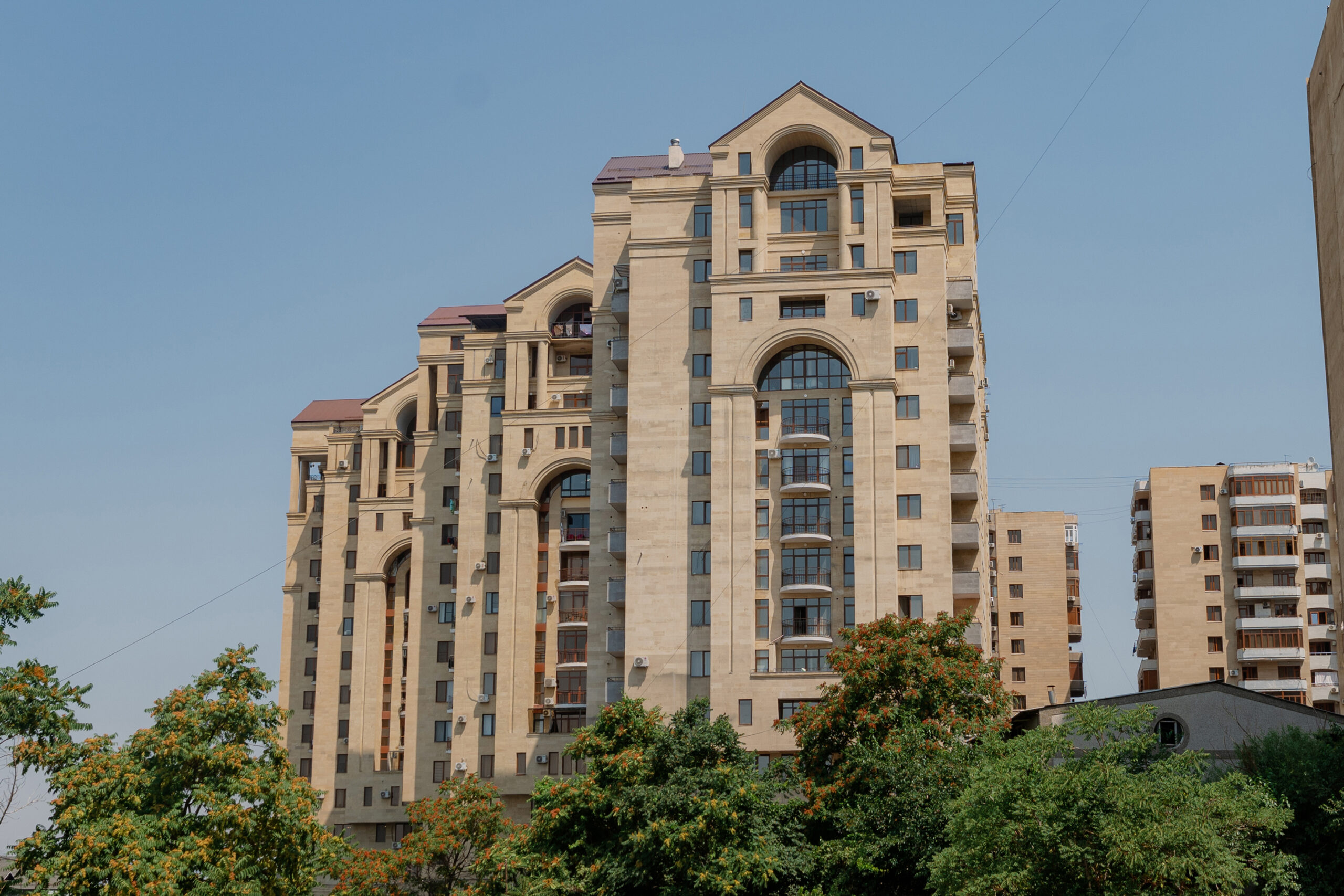 Բազմաբնակարան բնակելի շենք